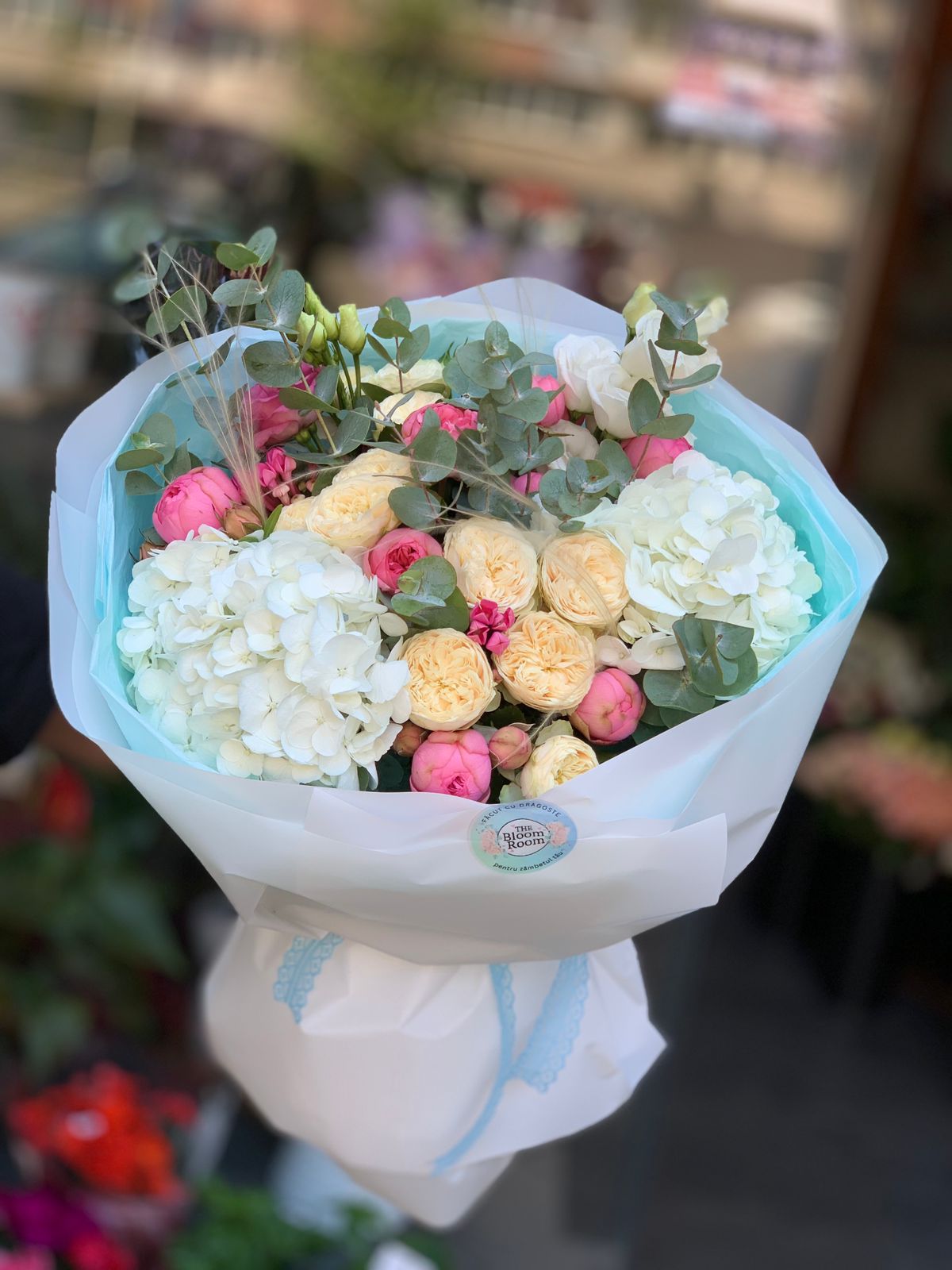 Buchet din Hortensie Alba si Trandafiri si Bujori Roz