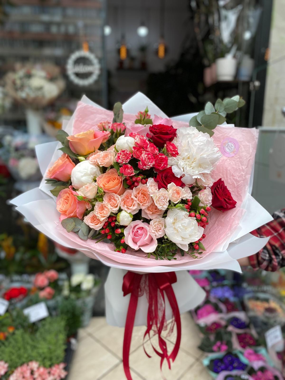 Buchet elegant cu trandafiri colorați, bujori și flori mixte