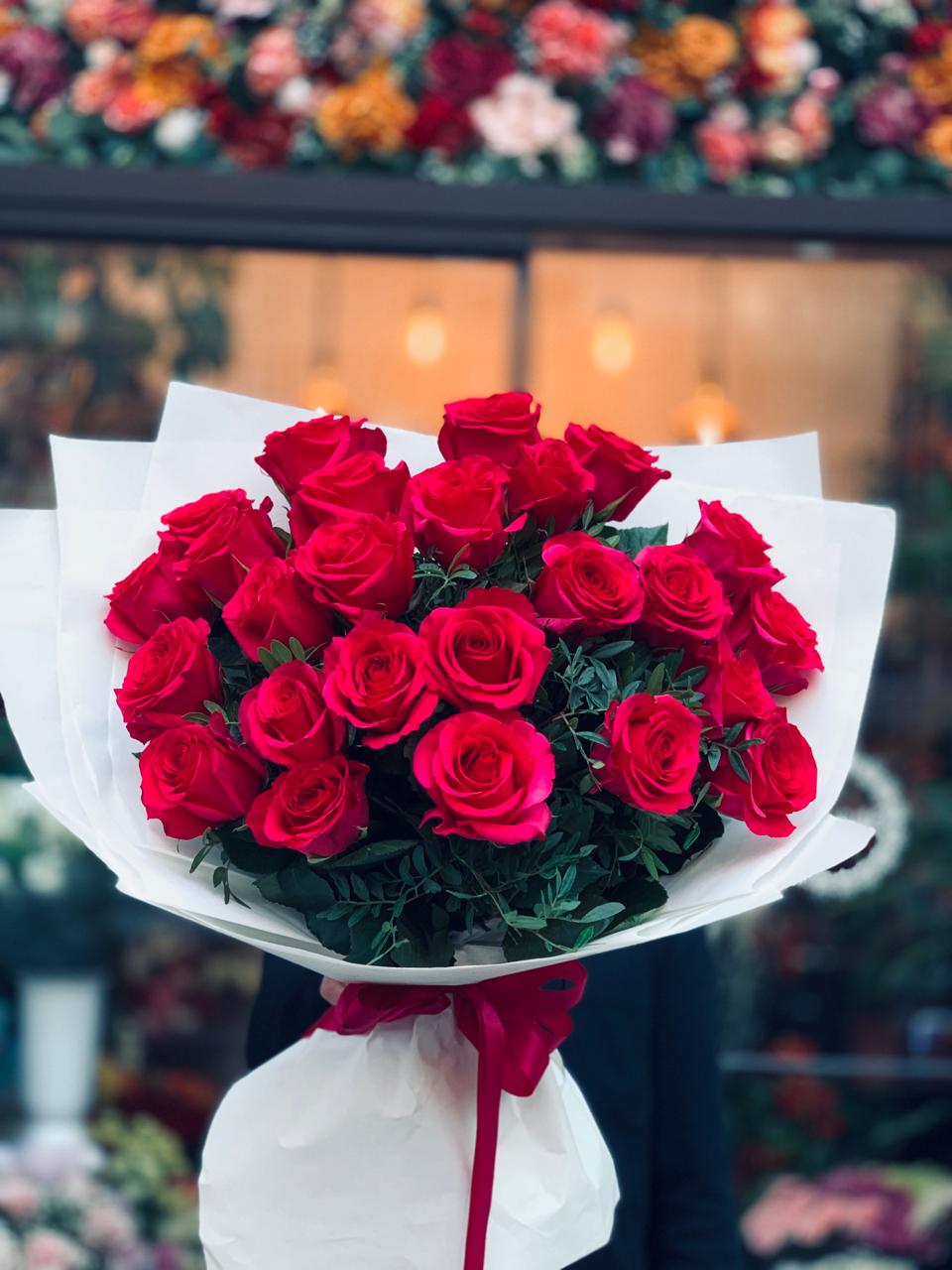 Buchet luxos cu 25 trandafiri roșii intense - 350 RON | Livrare gratuită București