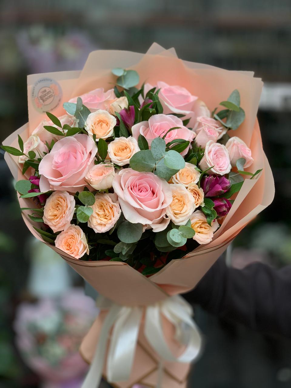 Buchet mixt romantic cu Trandafiri roz piersica si Alstroemeria mov si eucalipt