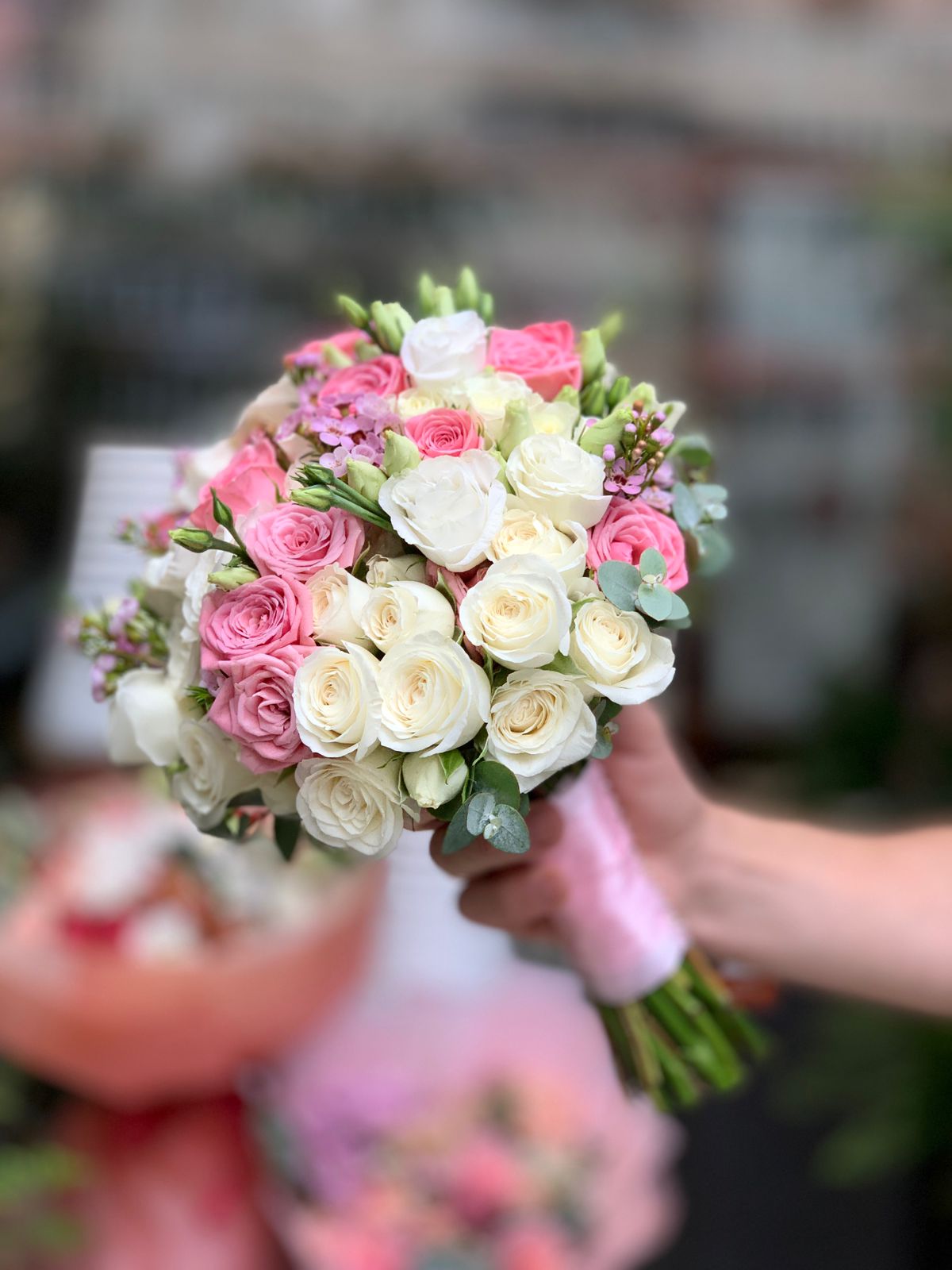 Buchet perfect pentru: Nunți elegante, ceremonii romantice, sedințe foto de nuntă, mireasele care iubesc culorile pastel, nunți în stil romantic.