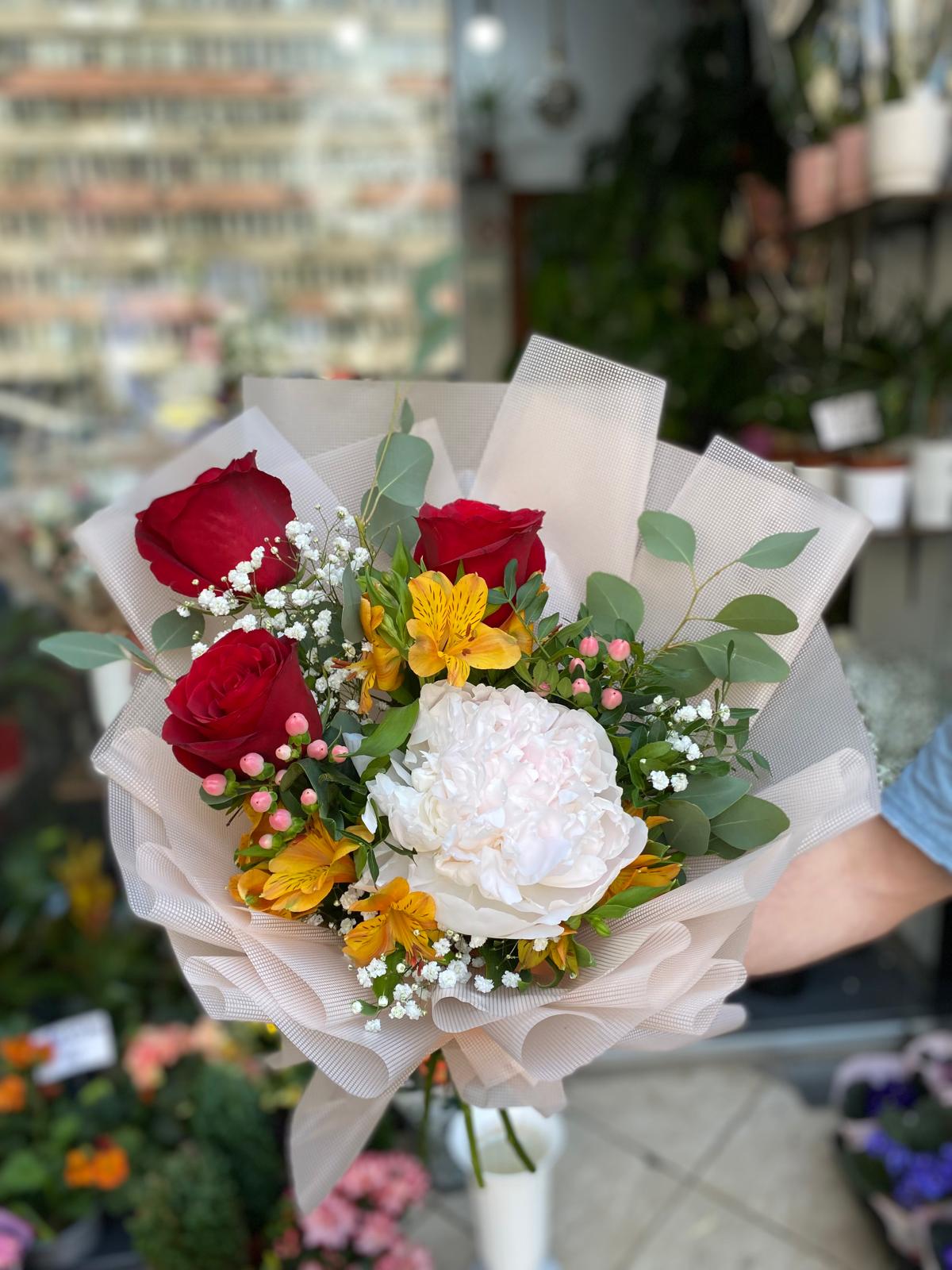 Buchet rafinat cu trandafiri roșii, bujor alb și flori galbene