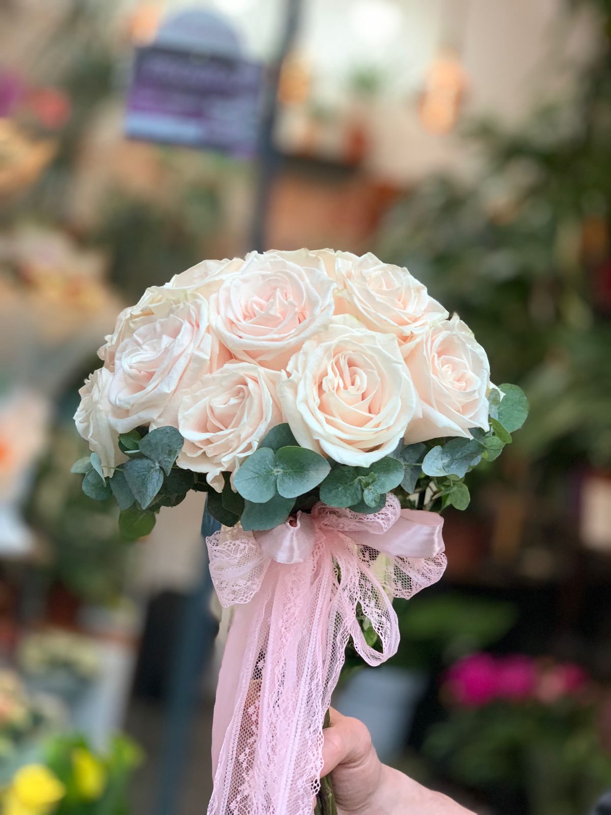 Buchetul Miresei Trandafiri piersici cu dantela Bucuresti