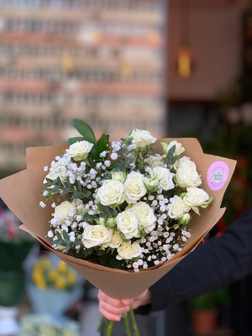 Mini-Strauß aus weißen Rosen und Schleierkraut in Bukarest – The Bloom Room