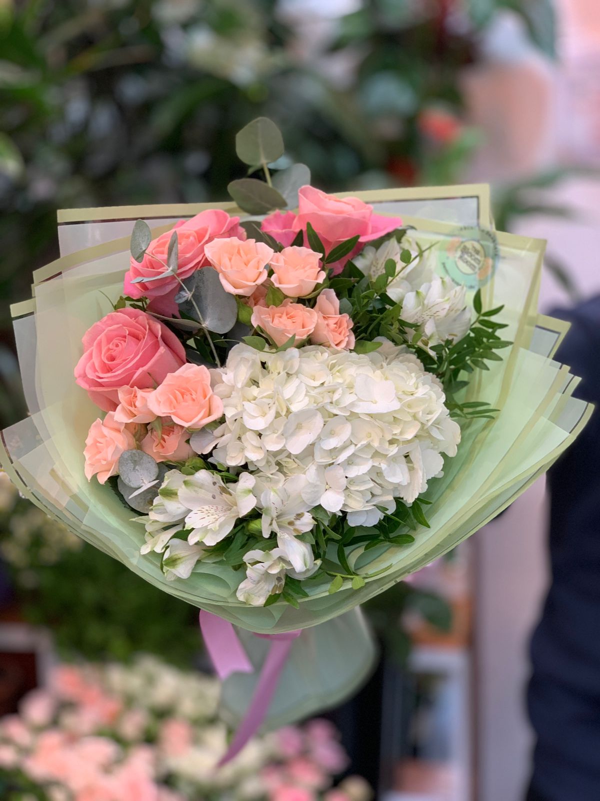 Mini buchet Trandafiri roz, Trandafiri piersici, Hortensie albă, Eustoma, Eucalipt. 
