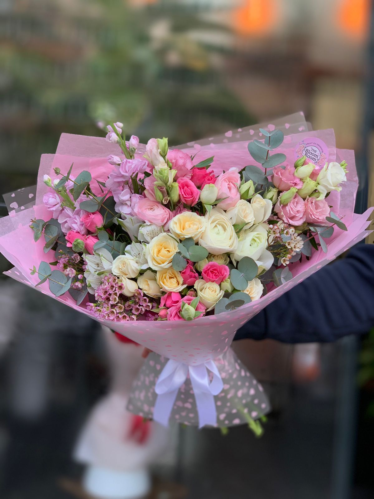 Buchet Mix Trandafiri Spray, Matiolă, Eustomă și Wax Flower – București
