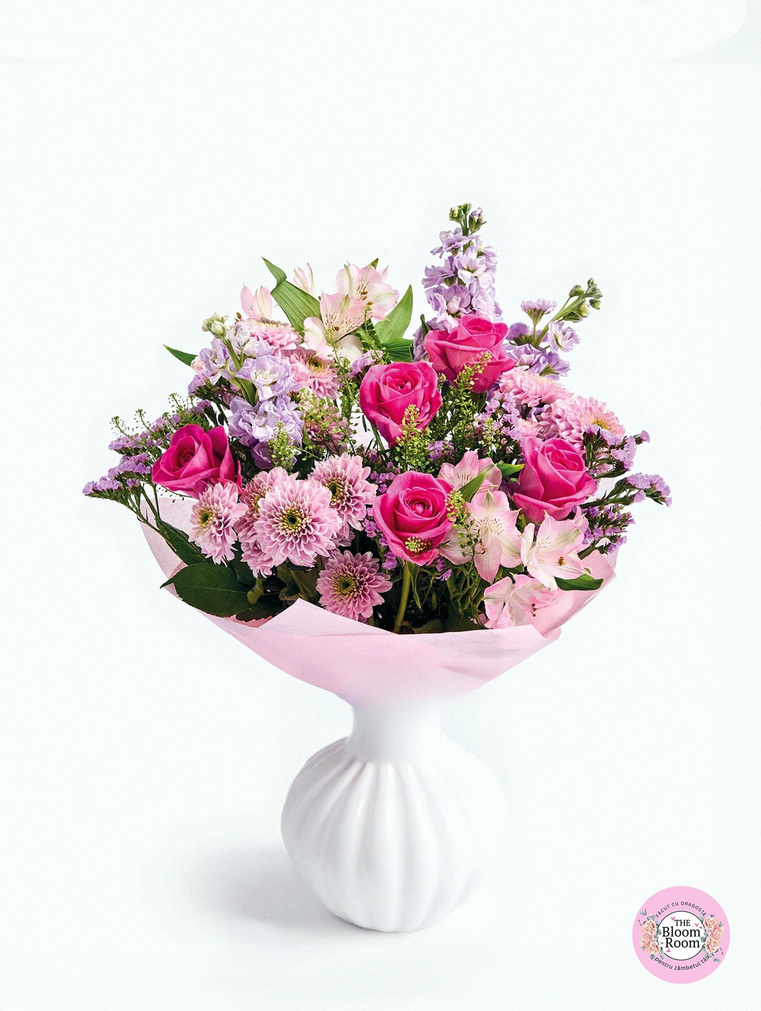 Букет из свежих цветов пастельных роз и хризантем