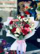 Gemischter Strauß aus roten, weißen und rosa Rosen mit Schleierkraut – Lieferung in Bukarest