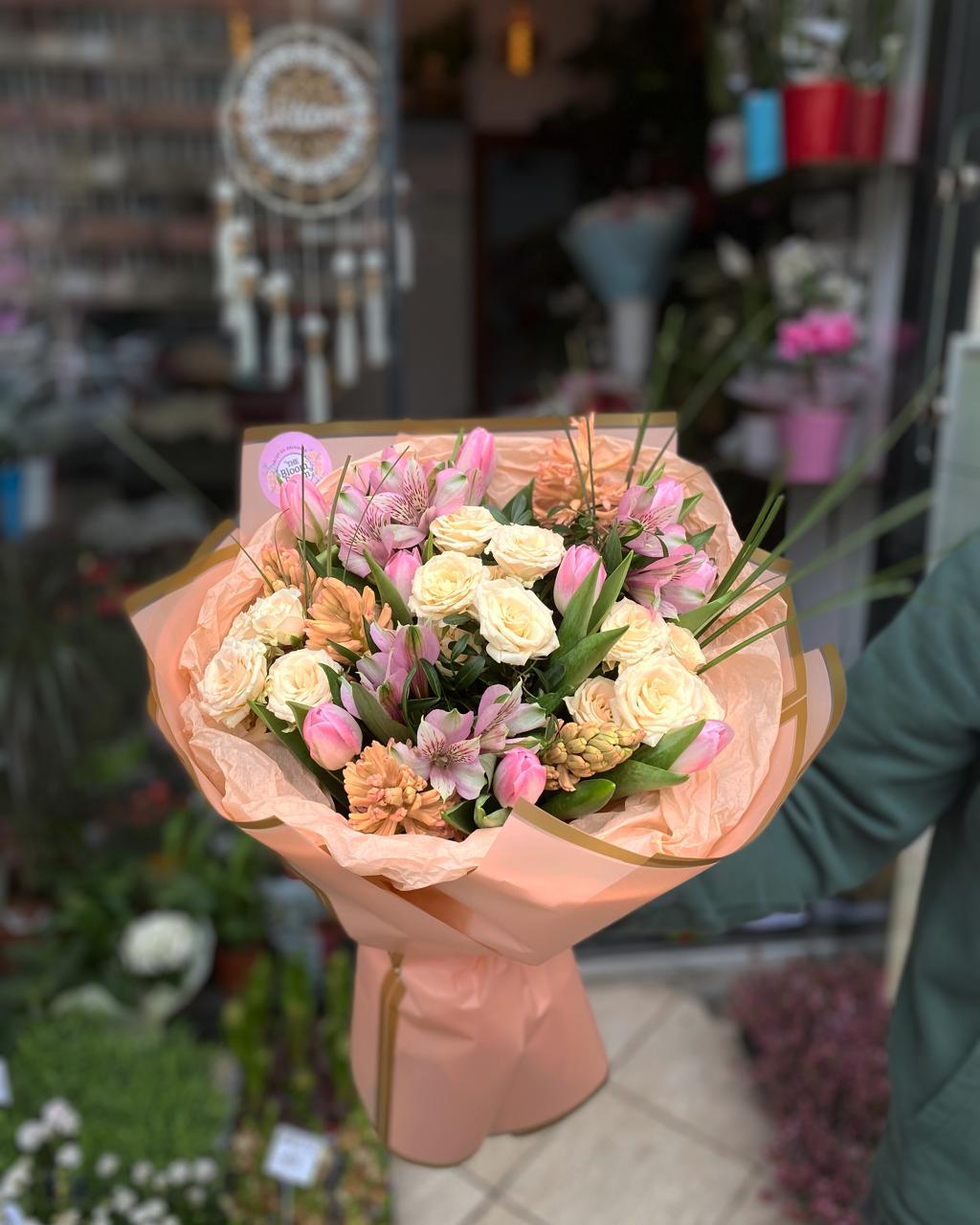 Buchet Pastel Trandafiri, Lalele, Zambile și Alstroemeria