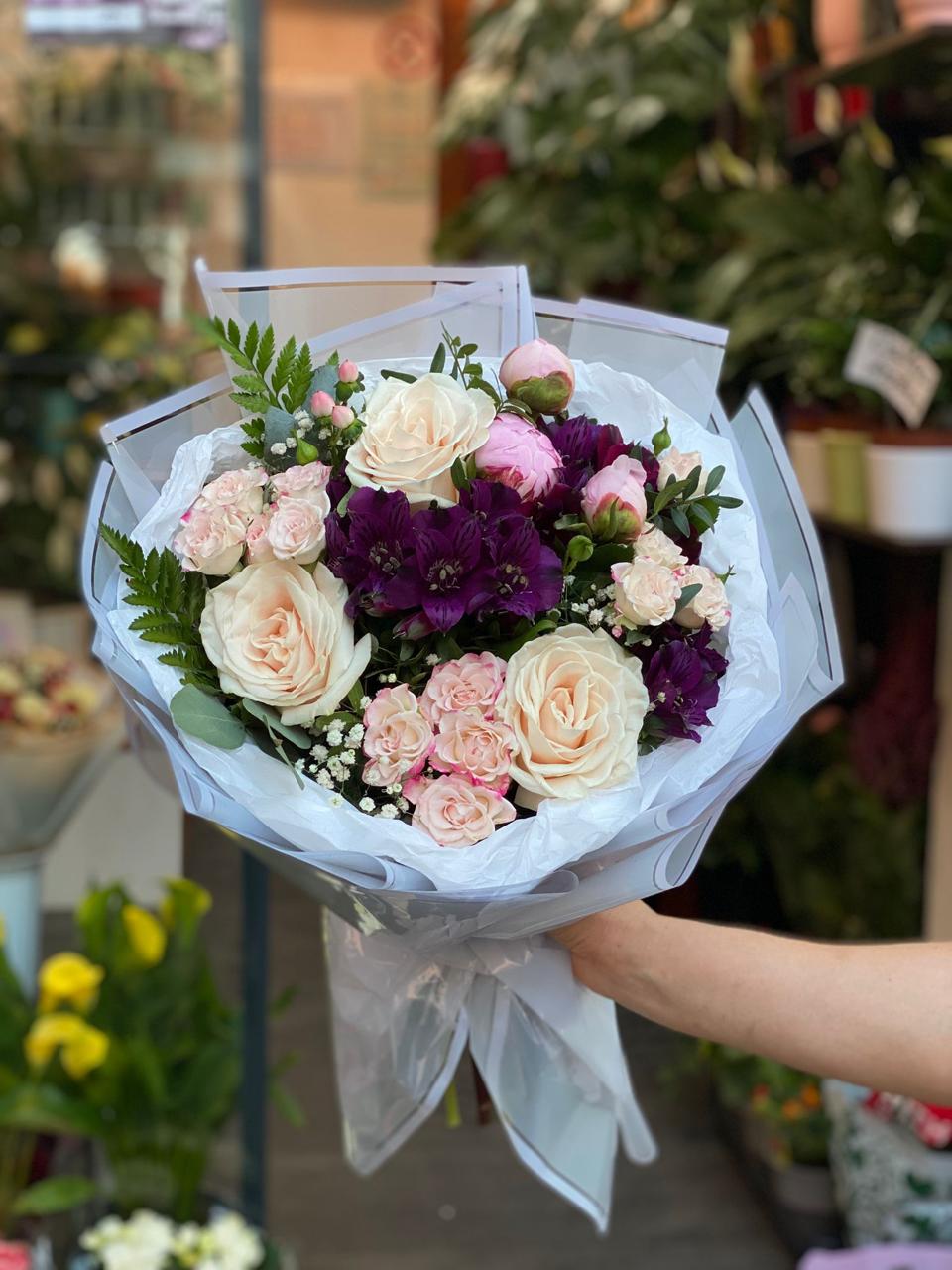 Romantischer Strauß mit Rosen, Chrysanthemen und violetten Pfingstrosen