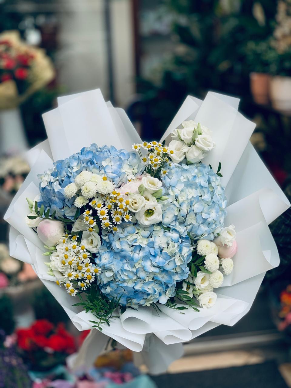 Buchet cu Hortensie Albastră, Eustoma Alb și Crizanteme – Livrare București