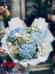Bouquet avec hortensia bleu, eustoma blanc et chrysanthèmes – Livraison à Bucarest