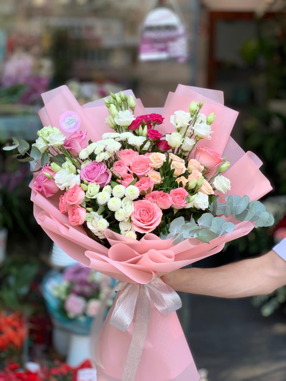 Buchet Monochrom cu Trandafiri Roz și Eustoma Alb – Livrare București