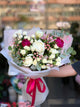 Bouquet avec pivoines Maliniui, chrysanthèmes blancs et alstroemères – Livraison à Bucarest