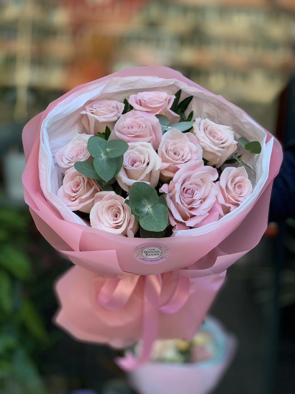 Buchet Trandafiri Roz cu Eucalipt