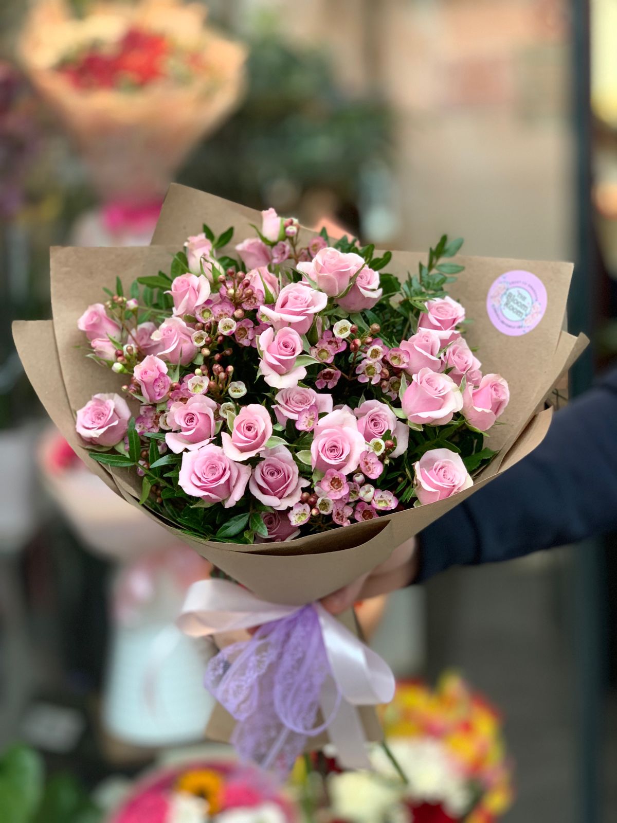 Mini Buchet Clasic Trandafiri Albi cu Gypsophila