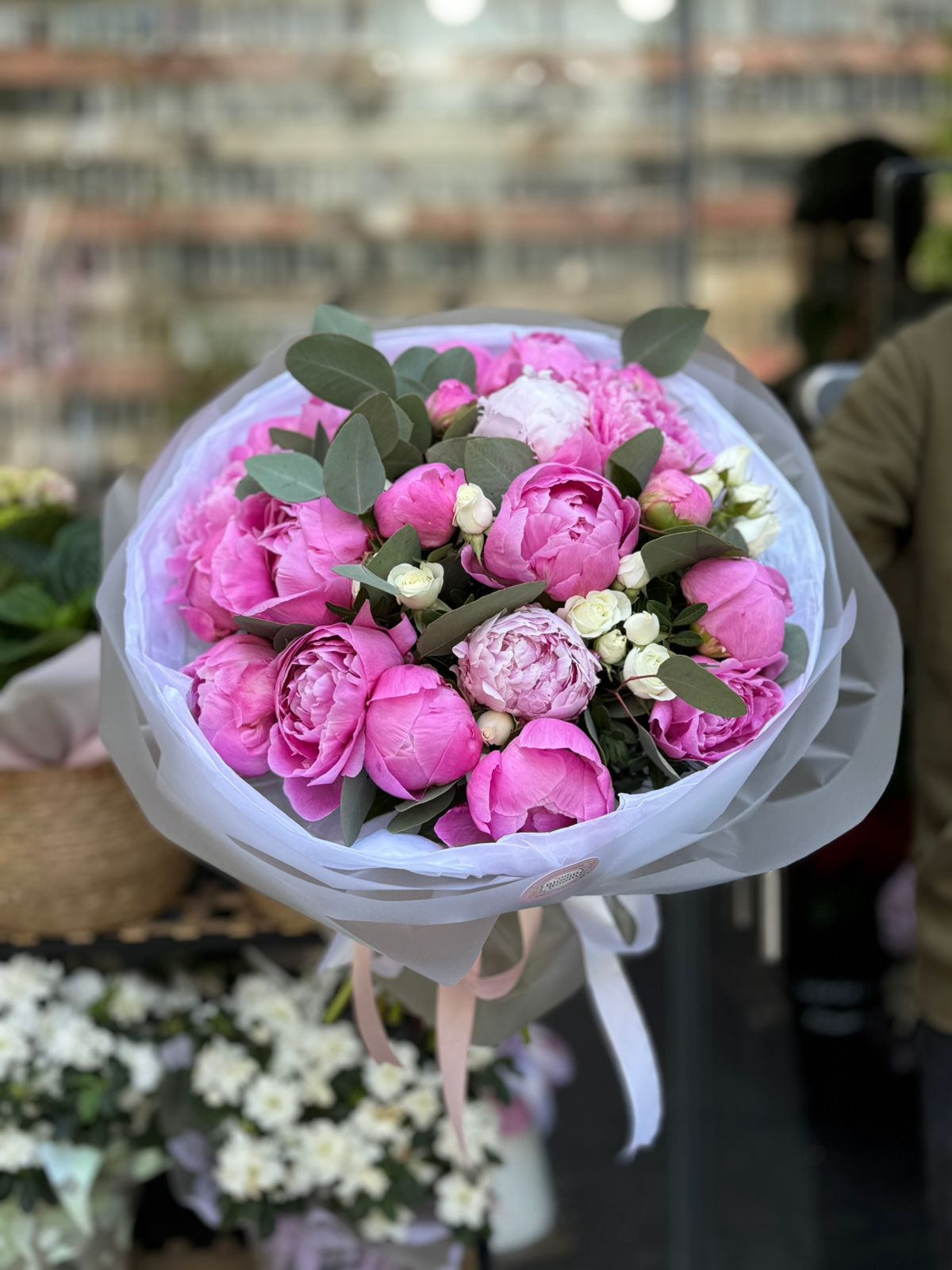 Buchet cu 21 de Bujori roz și Mini Trandafiri