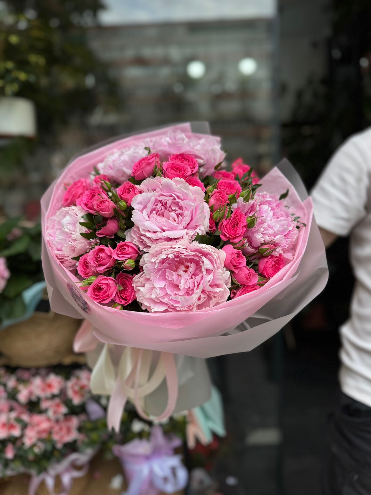 Buchet Mixt Bujori cu Trandafiri Spray Fucsia