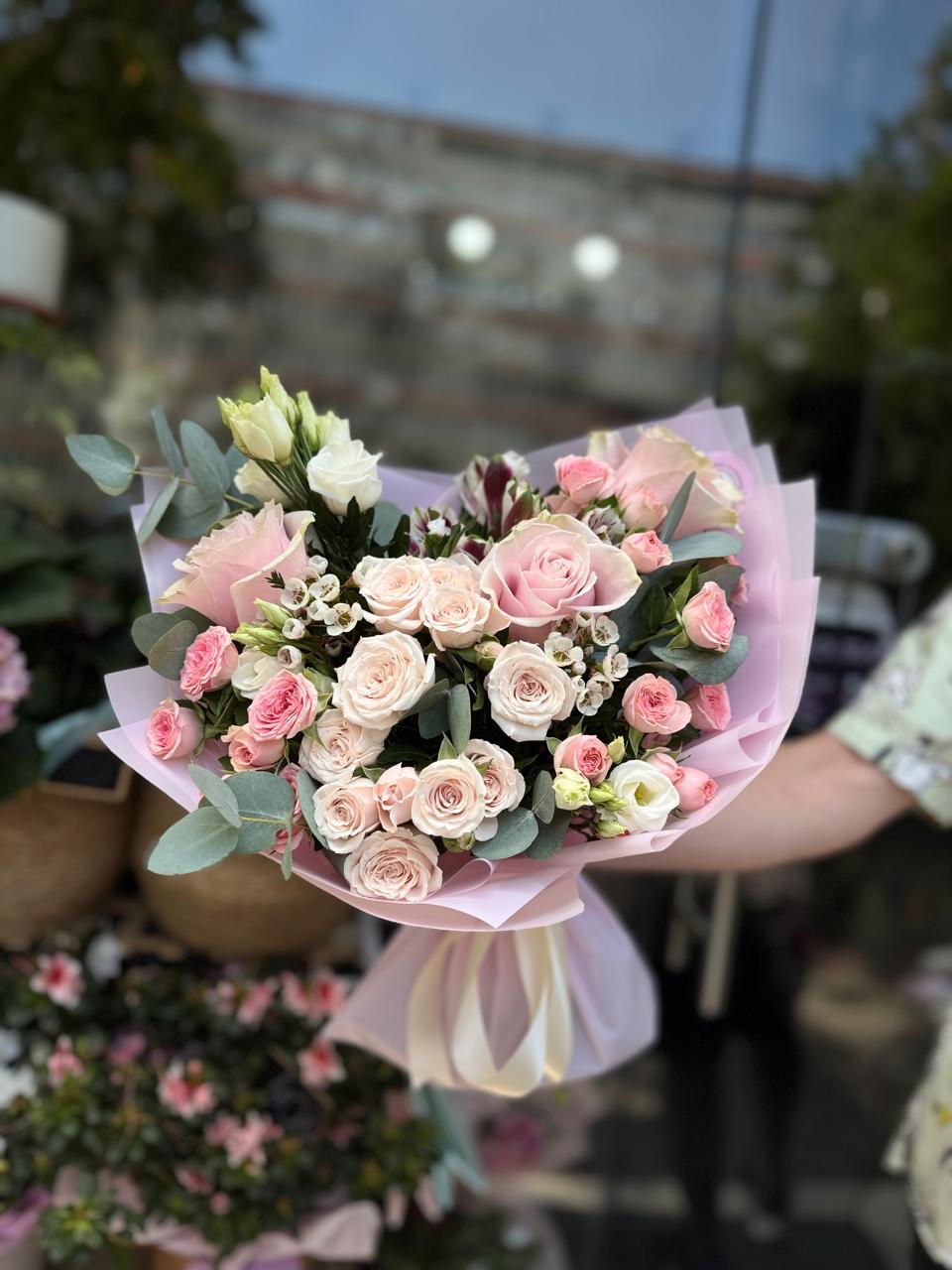 Buchet Trandafiri Roz si Albi si Alstroemeria