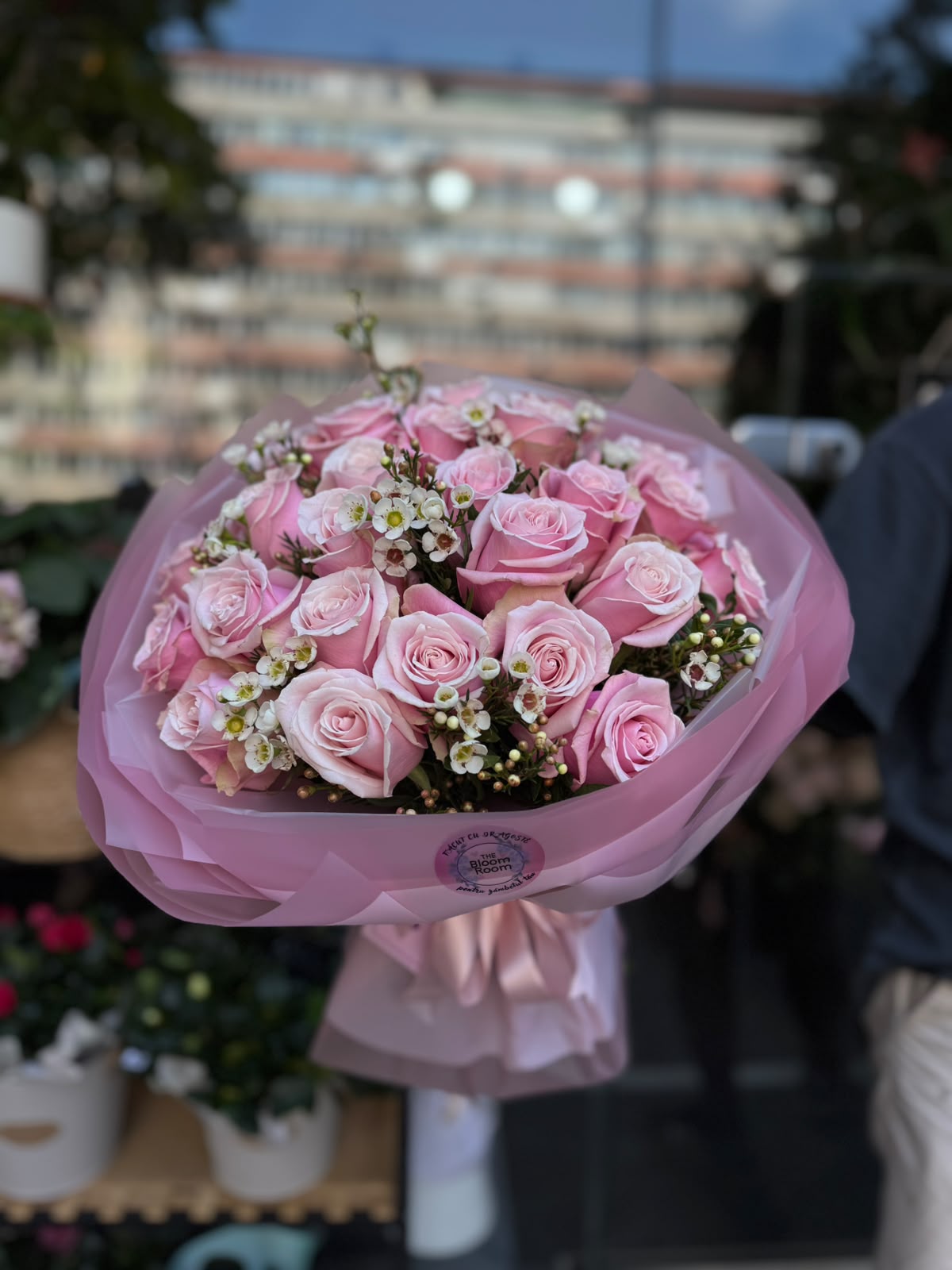 25 Trandafiri Roz Lila cu Wax Flower – Livrare Flori București