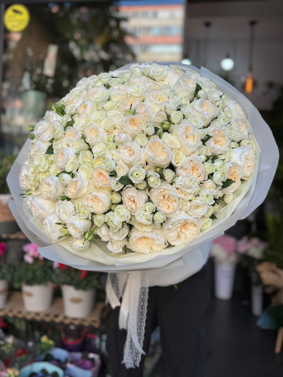 Buchet pastel cu 101 trandafiri bujor și spray