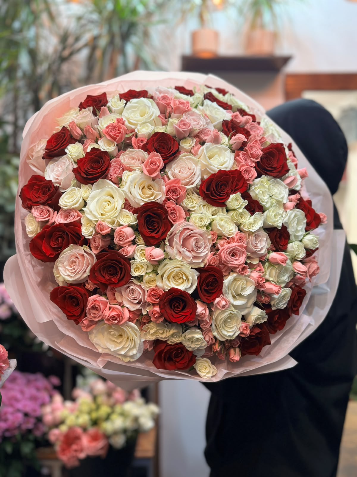 Buchet de 101 trandafiri multicolori