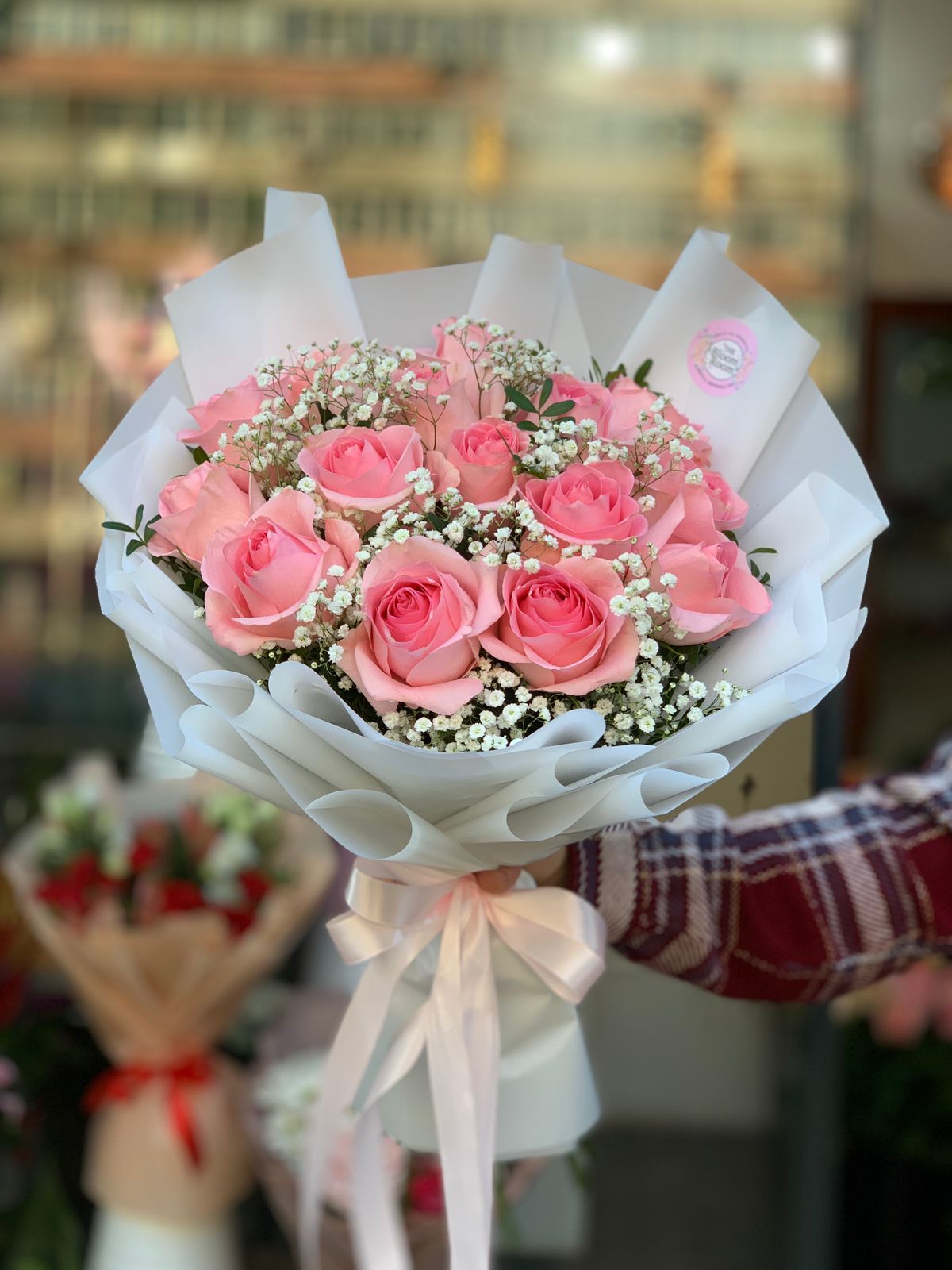 Strauß mit 15 rosa Rosen und Schleierkraut – 240 LEI – The Bloom Room