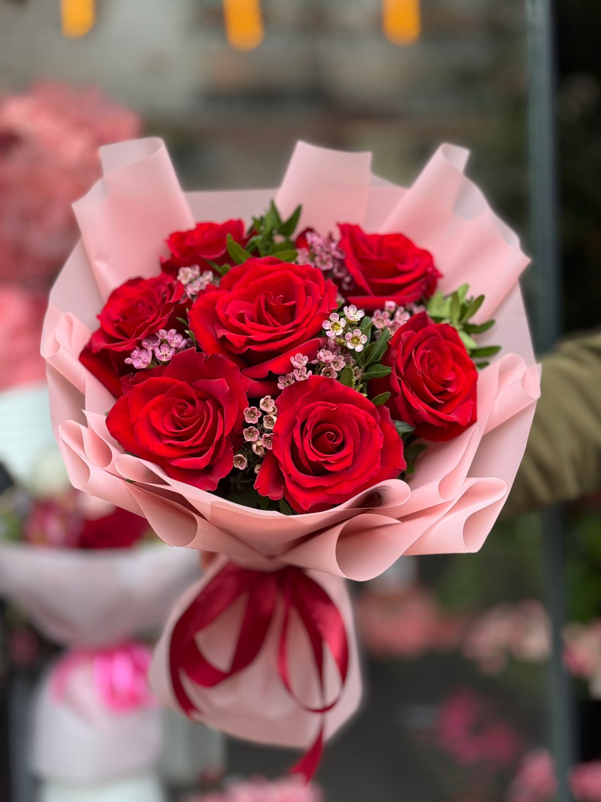 7 Trandafiri Roșii Premium cu Gypsophila Obor București