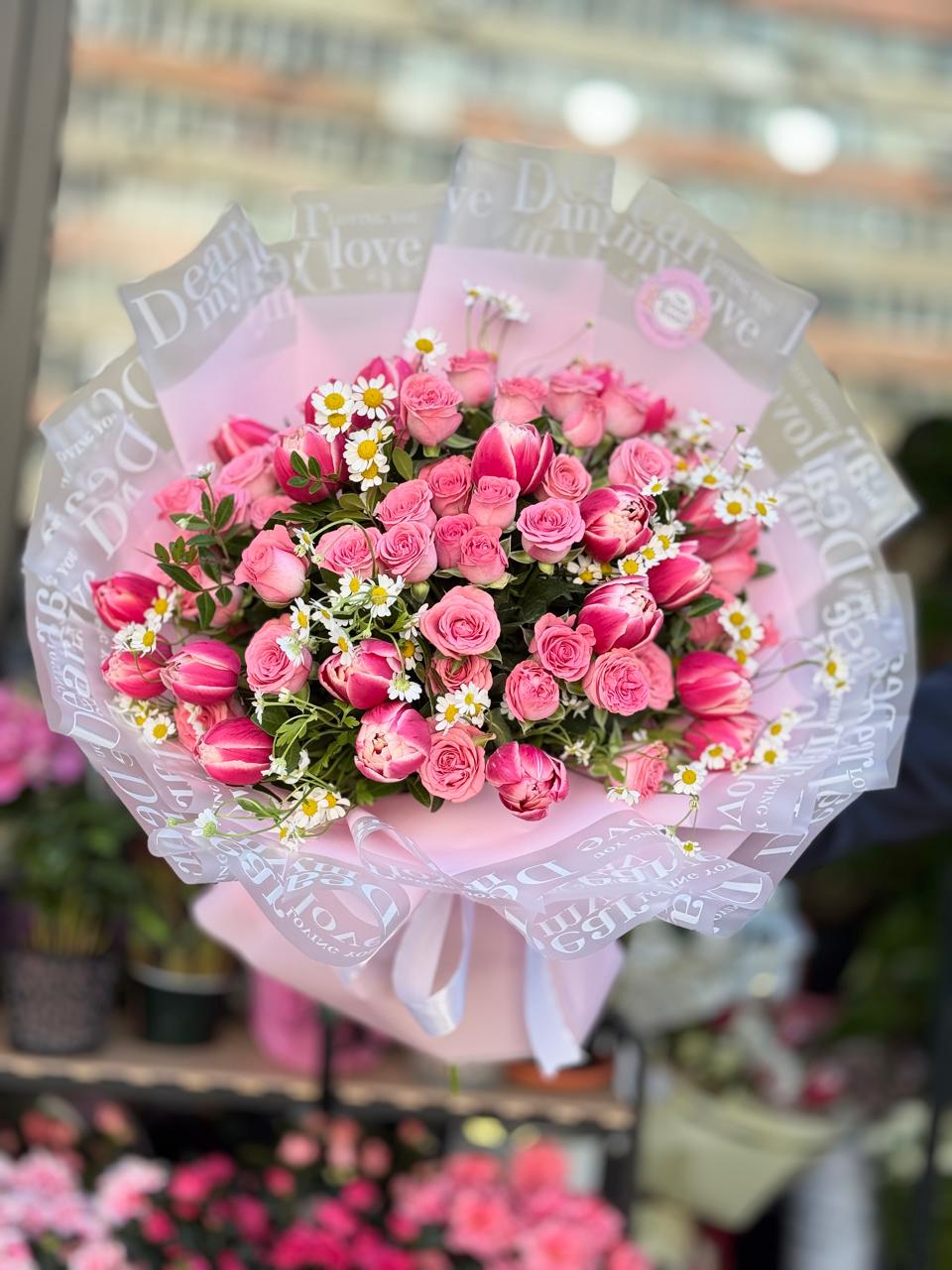 Strauß aus rosa Rosen mit Schleierkraut in Bukarest – The Bloom Room