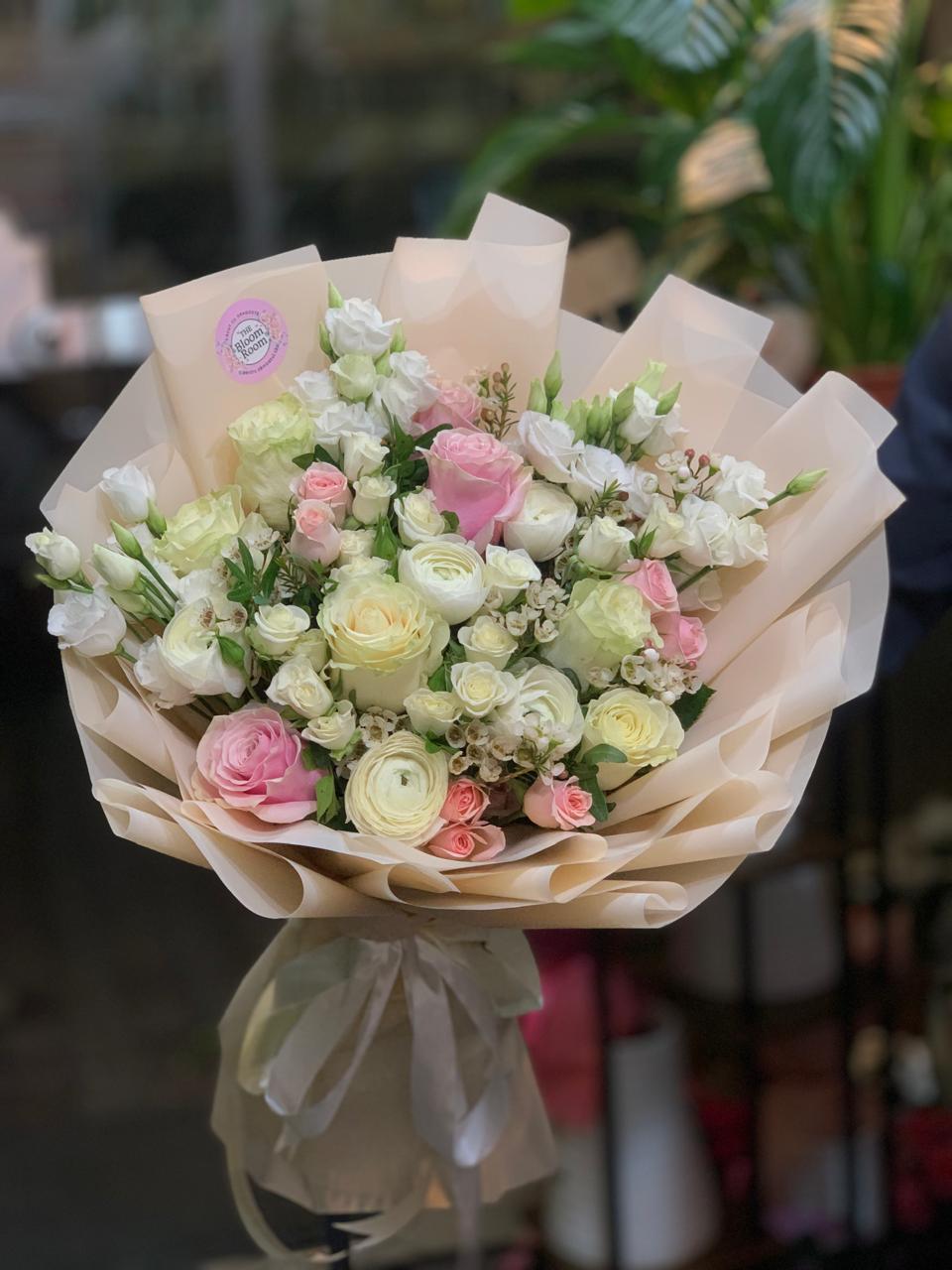 Bouquet of Pastel White Roses and Eustoma - Flower delivery Bucharest