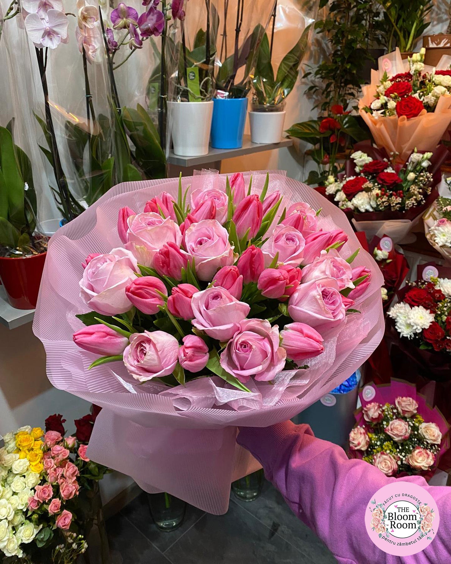 Букет из розовых 11 роз и 26 тюльпанов