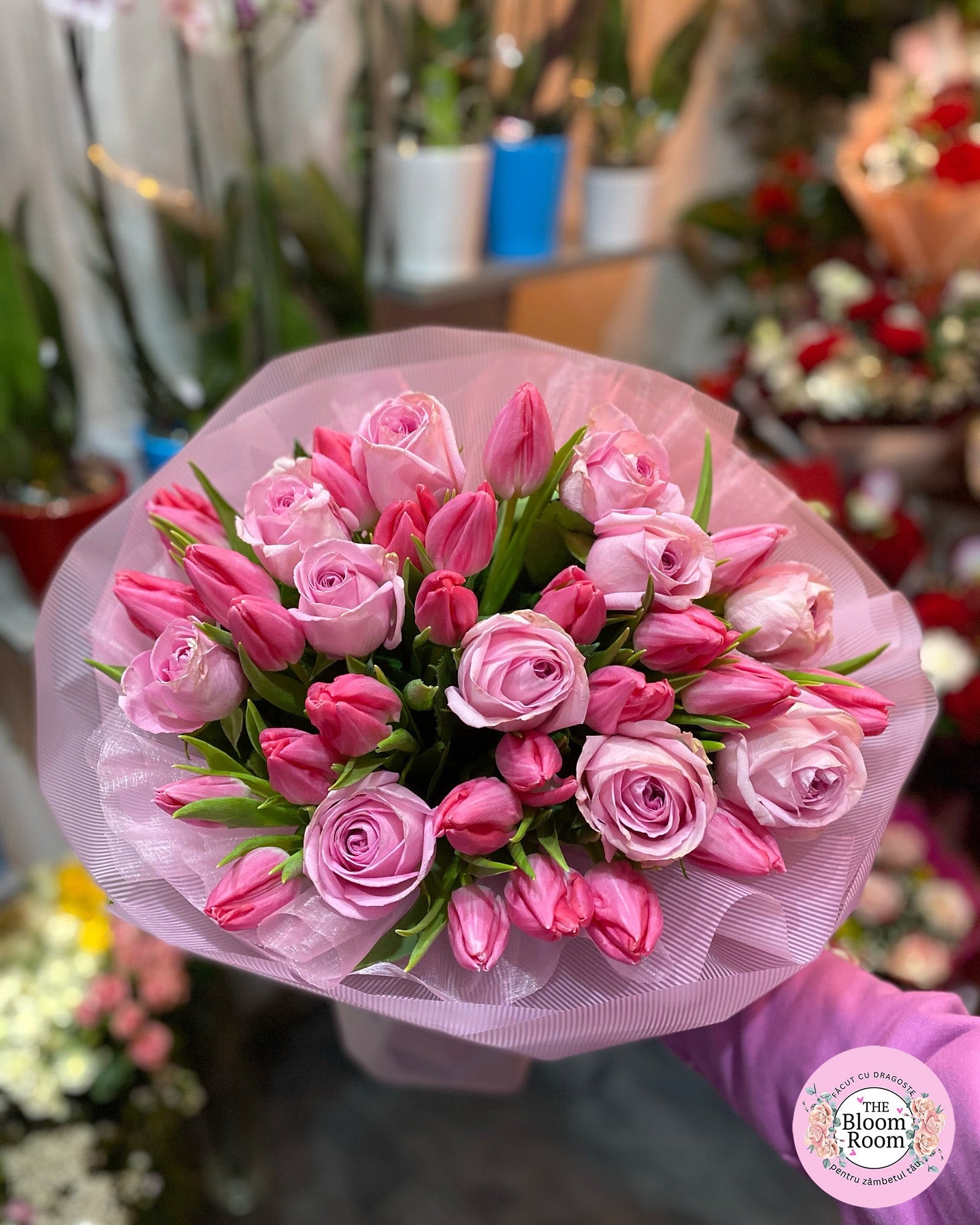 Букет из розовых 11 роз и 26 тюльпанов