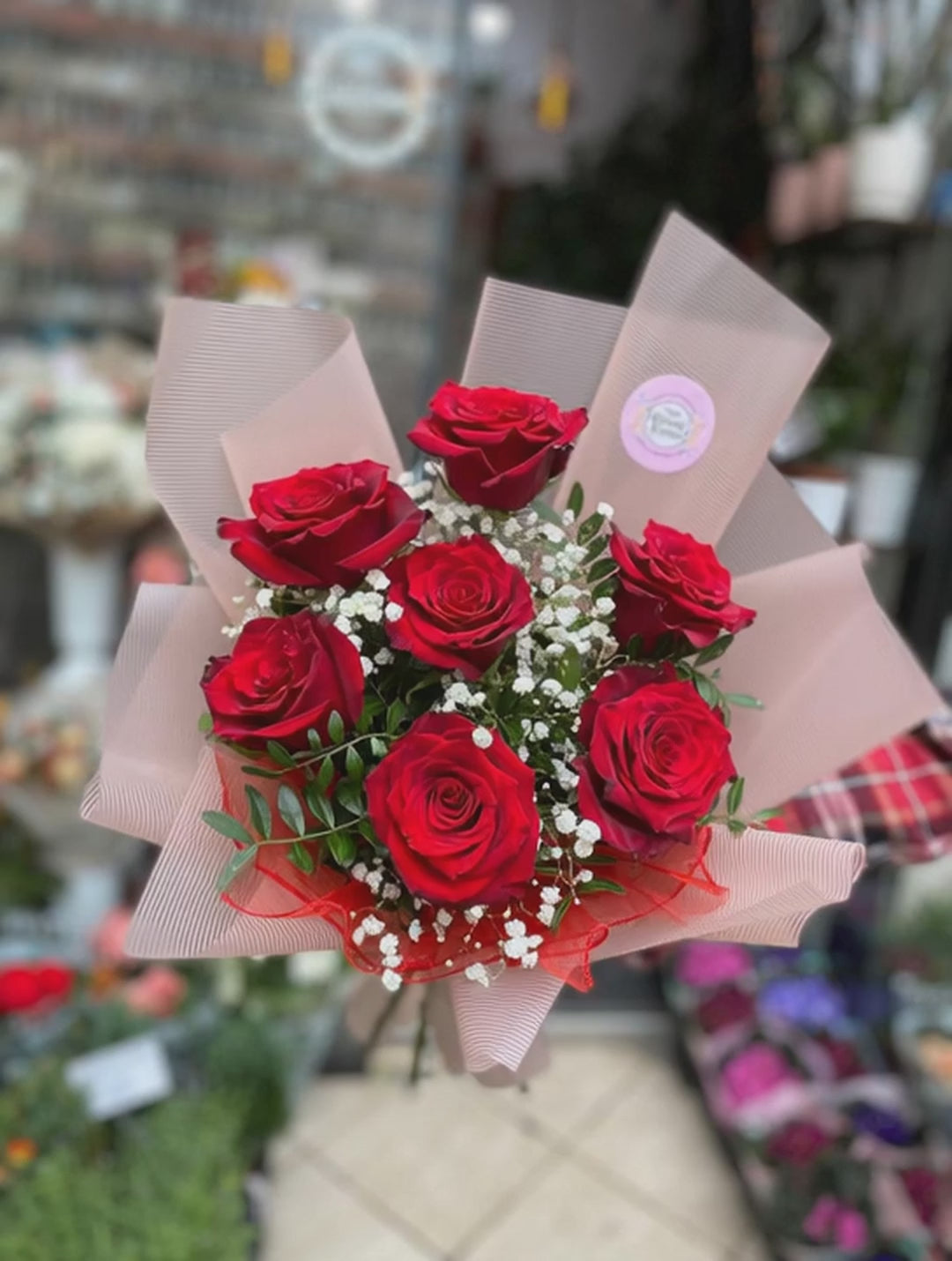 7 Trandafiri Roșii Premium cu Gypsophila