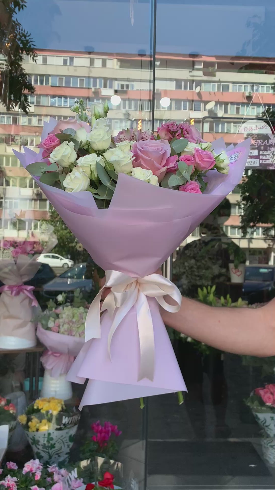 Pembe ve Beyaz Güller ve Alstroemeria Buketi