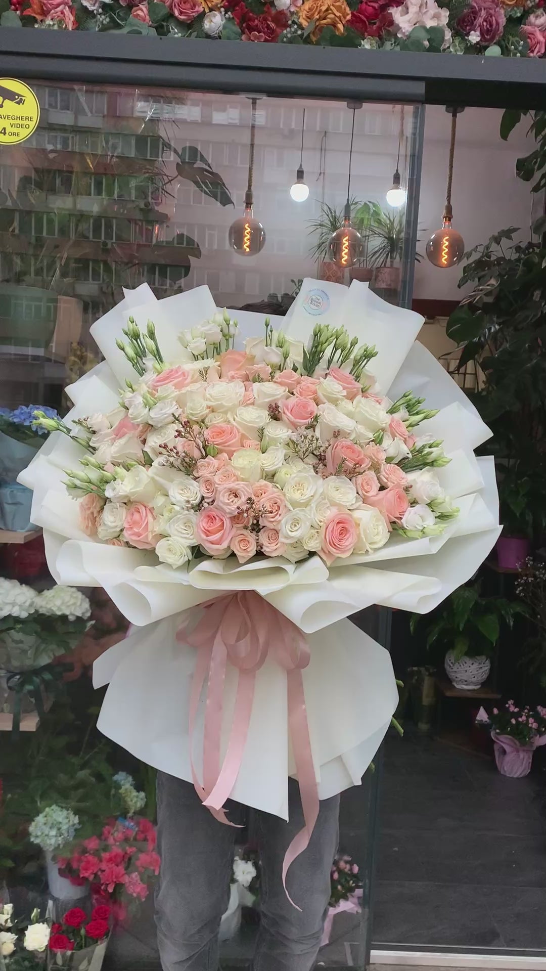 Buchet de Trandafiri albi pastel și Eustoma  The Bloom Room Bucuresti